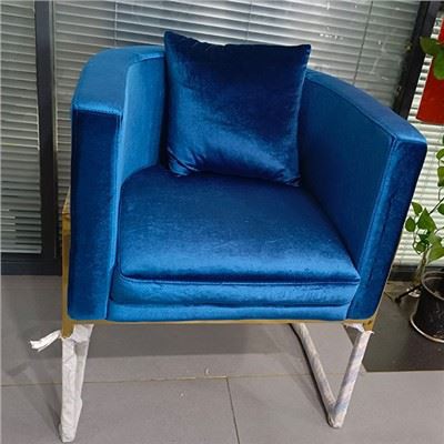 Moviy baxmal zamonaviy divan