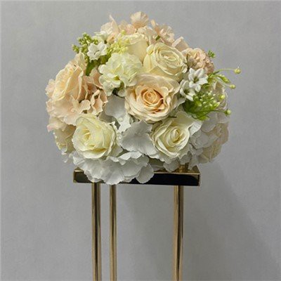 Atirgullar markaz qismlari bilan gortenziya