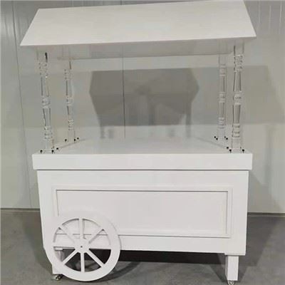 G'ildirakli oq konfet aravasi