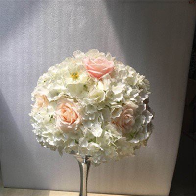 Oq Hydrangea va Pushti atirgulning markaziy qismlari