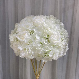 Oq hidrangea va oq atirgulning markaziy qismi