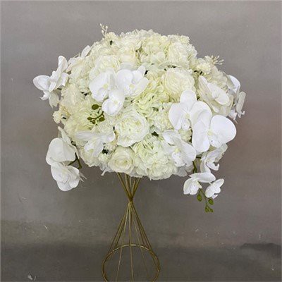 To'y markazidagi oq gullar