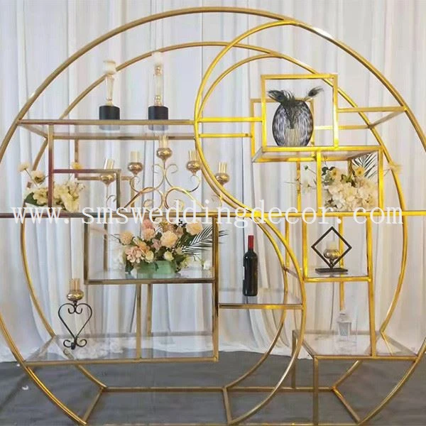 gold circle arch wedding