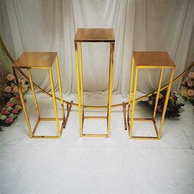 To'y markazidagi ustunlar